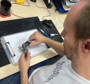 Measuring bolt with callipers